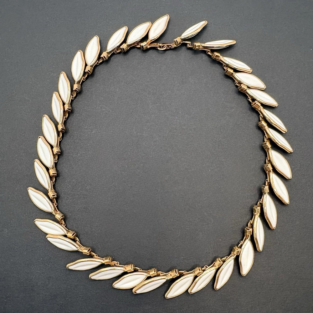 Vintage Crown Trifari Leaves Necklace Poured Milk Glass Floral White Gold Tone